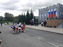 Ачинский священник принял участие в церемонии поднятия флага 5