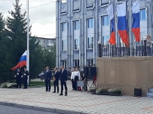 Ачинский священник принял участие в церемонии поднятия флага 2