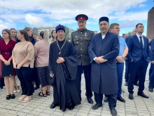 Ачинский священник принял участие в церемонии поднятия флага