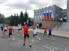 Ачинский священник принял участие в церемонии поднятия флага 3