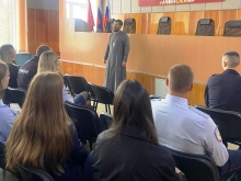 Священник побеседовал с полицейскими о семейных ценностях