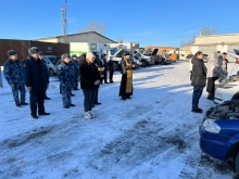 Помощник Ачинского благочинного по тюремному служению освятил автомобили сотрудников исправительных учреждений
