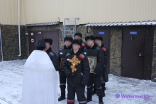 Ачинский священник совершил чин Великого освящения воды в следственном изоляторе 5