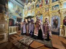 Богослужение в Казанском соборе в Неделю Крестопоклонную