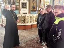 Ознакомительную беседу для школьников провёл священник в Казанском соборе 2