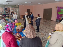 Священник освятил пасхальные куличи и яйца в сёлах Ачинского района