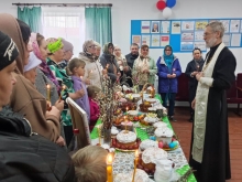 Священник освятил пасхальные куличи и яйца в сёлах Ачинского района 2