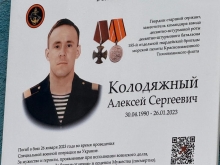 В церемонии открытия мемориальной доски погибшему воину принял участие священник 4