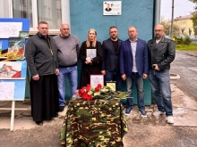 В церемонии открытия мемориальной доски погибшему воину принял участие священник