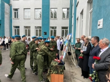 В церемонии открытия мемориальной доски погибшему воину принял участие священник 2