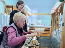 Ачинские волонтёры, изготавливающие маскировочные сети для СВО, посетили село Большой Улуй. 3