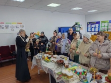 Священник освятил пасхальные куличи и яйца в сёлах Ачинского района 2
