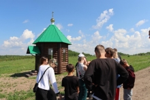 «Моя Россия начинается здесь». Участники автобусно-пешеходной экскурсии посетили Свято-Троицкий храм села Новобирилюссы 3