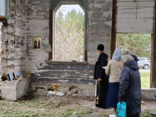 Священник совершил молебен у полуразрушенного Михаило-Архангельского храма 2