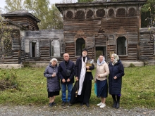 Священник совершил молебен у полуразрушенного Михаило-Архангельского храма