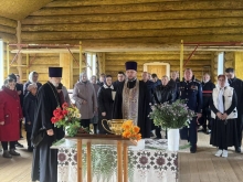 Ачинский благочинный совершил молебен в строящемся Крестовоздвиженском храме села Новая Еловка