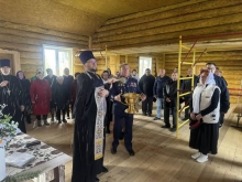 Ачинский благочинный совершил молебен в строящемся Крестовоздвиженском храме села Новая Еловка 3