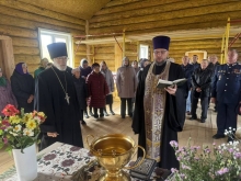 Ачинский благочинный совершил молебен в строящемся Крестовоздвиженском храме села Новая Еловка 2