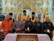 Ачинский благочинный вручил памятные знаки «165 лет образования Красноярской (Енисейской) епархии» ктитору строящегося храма и сотрудникам следственного изолятора
