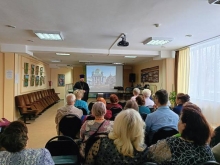 Священник рассказал пожилым людям о празднике Покрова Пресвятой Богородицы 2