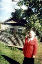 Александра Повторихина (Стулова) у дома, где жила монахиня Раиса